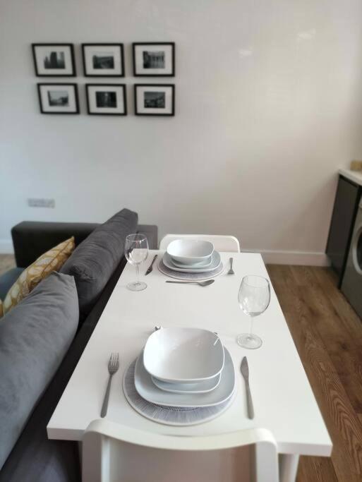The Old Bar In Wiltshire - 1 Bedroom Guesthouse Chippenham  Extérieur photo