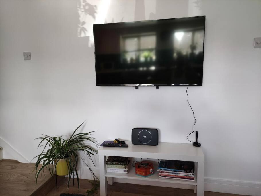 The Old Bar In Wiltshire - 1 Bedroom Guesthouse Chippenham  Extérieur photo