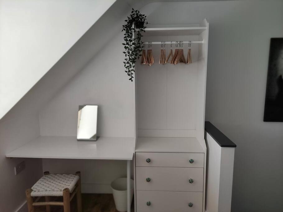 The Old Bar In Wiltshire - 1 Bedroom Guesthouse Chippenham  Extérieur photo